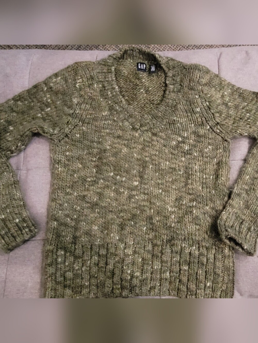 GAP Men's Moss Green V-Neck Marled Knit Sweater